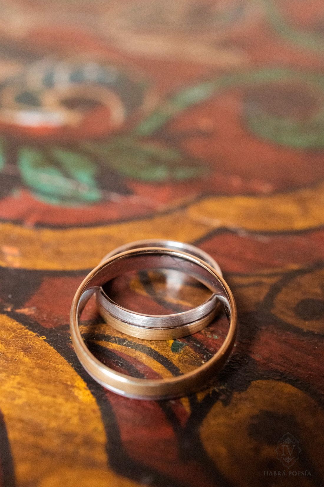 Alianzas de boda sobre una superficie pintada