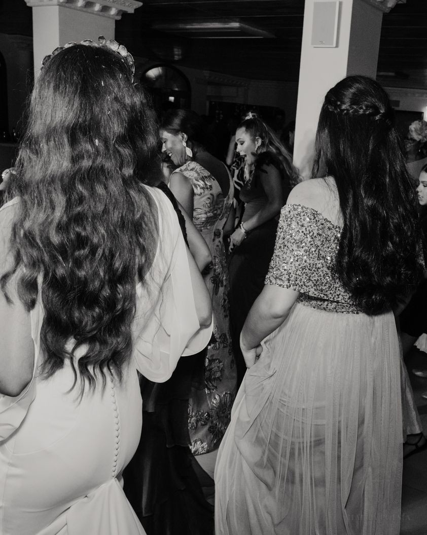Novia e invitadas bailando en la fiesta de la boda, en blanco y negro