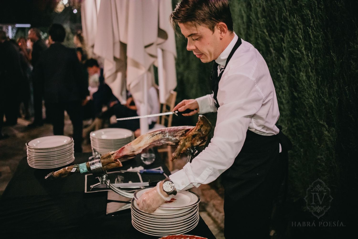Cortador de jamón sirviendo en el banquete de una boda