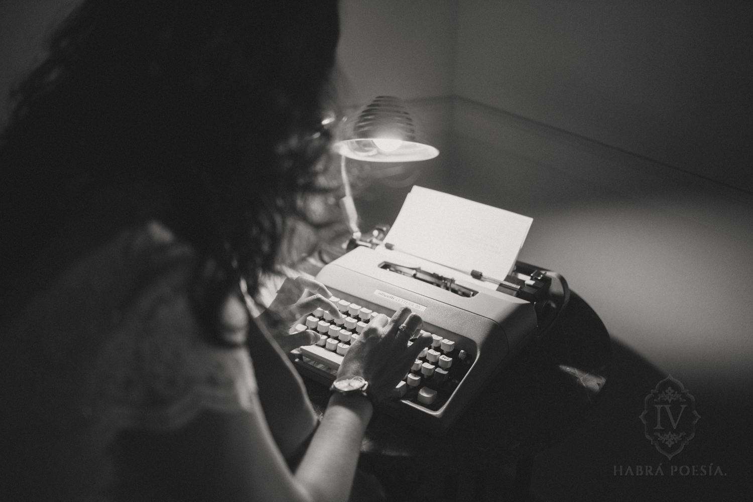 Mujer escribiendo en una máquina de escribir vintage durante la boda