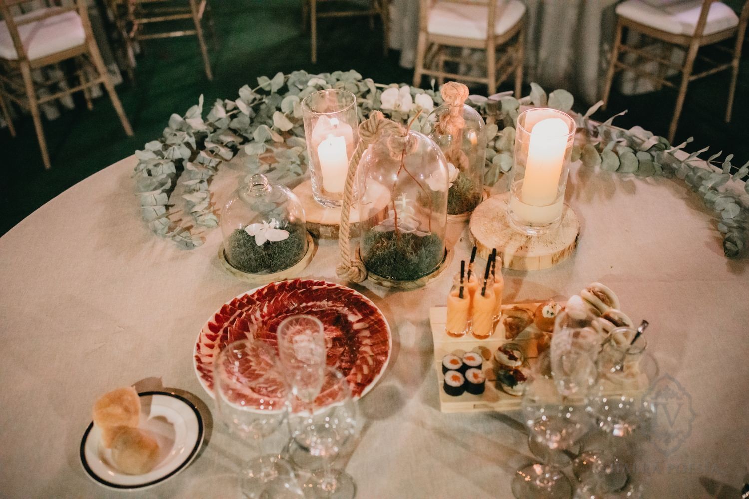 Mesa de banquete con centro de eucalipto y velas
