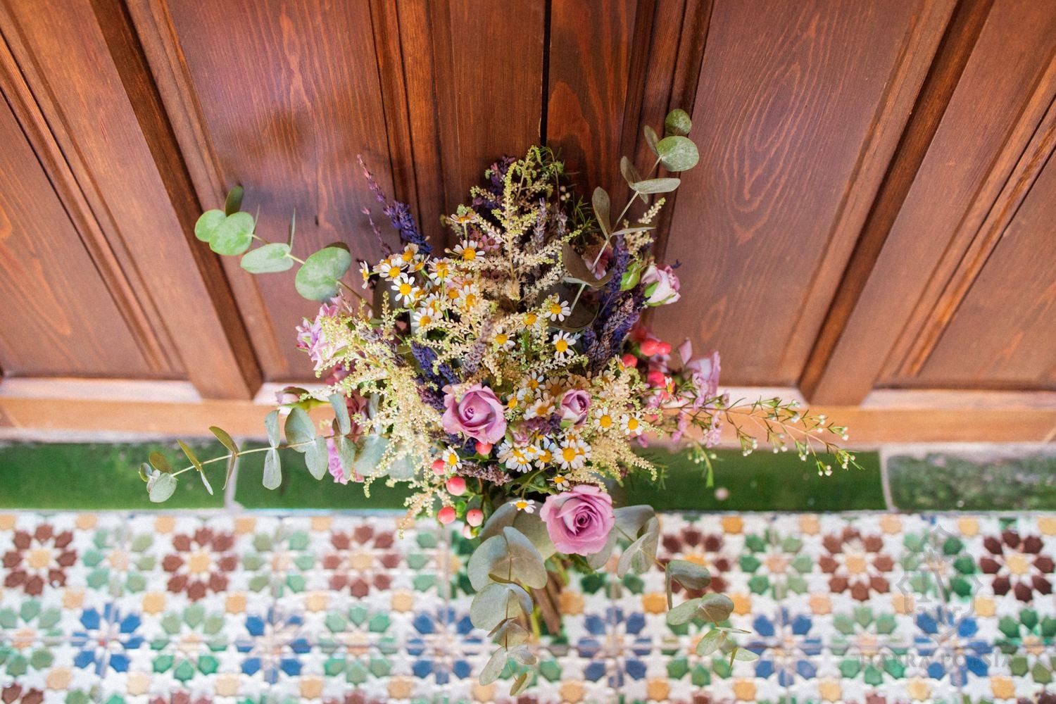 Ramo de novia de flores silvestres sobre azulejos de colores