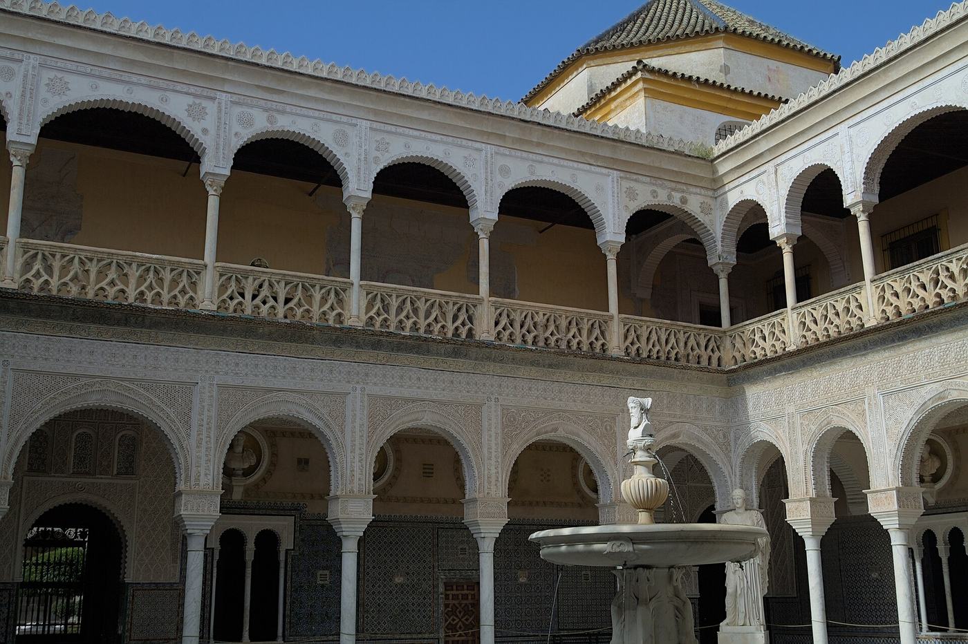 Patio de la Casa de Pilatos con arcos y fuente