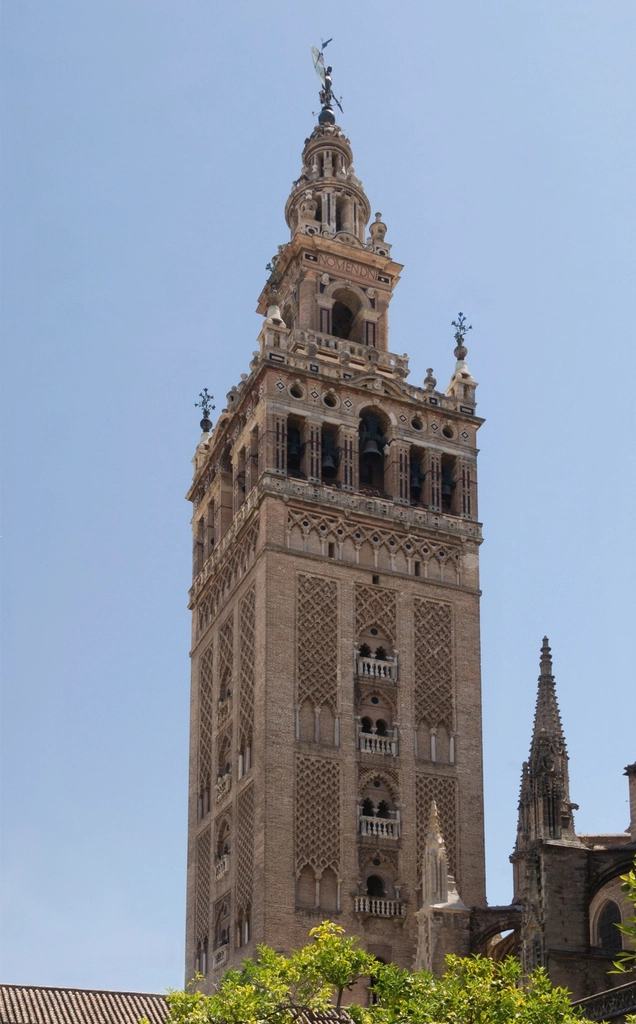La Giralda de Sevilla entre naranjos