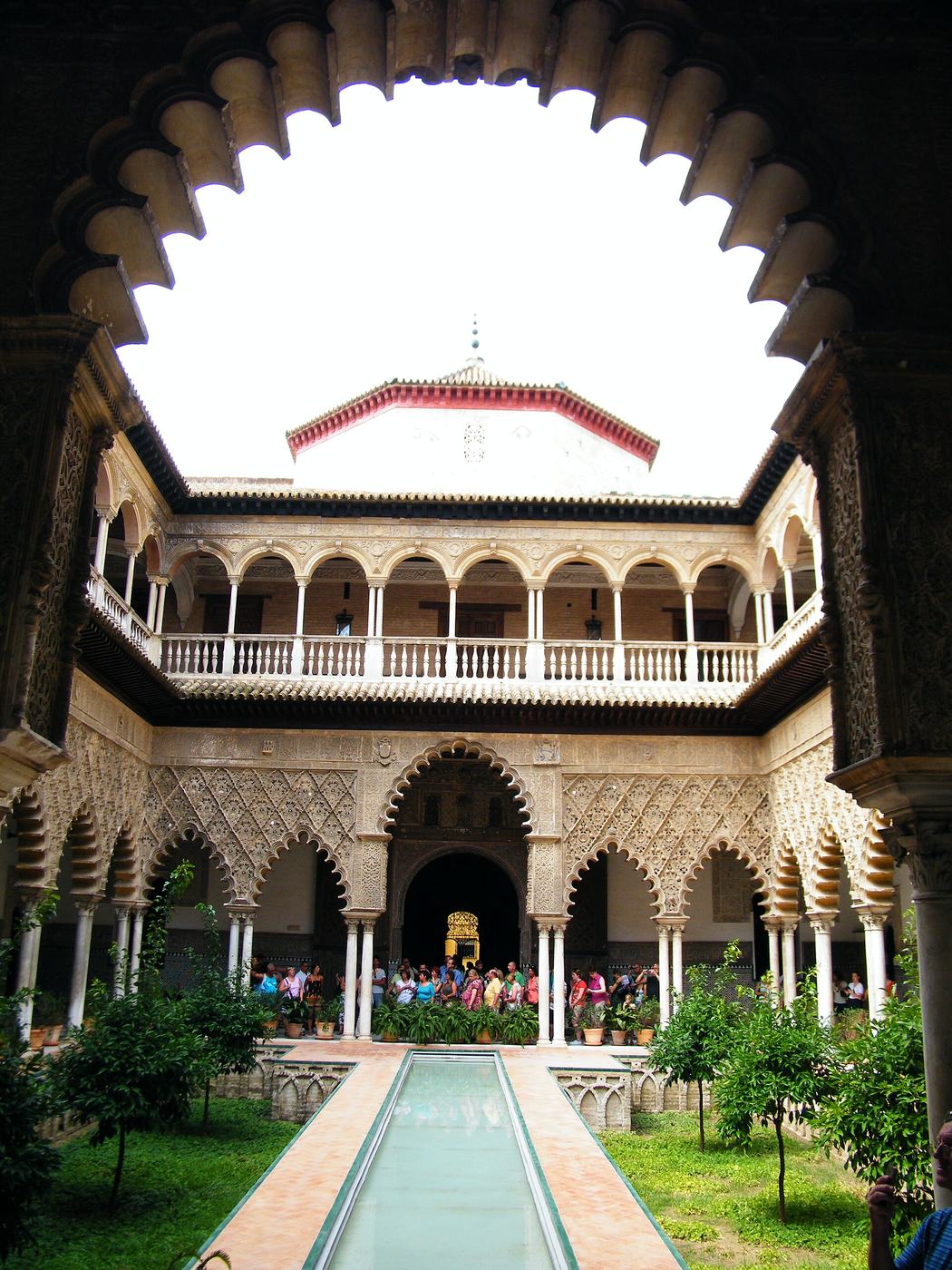 Patio de las Doncellas del Real Alcázar de Sevilla visto a través de un arco